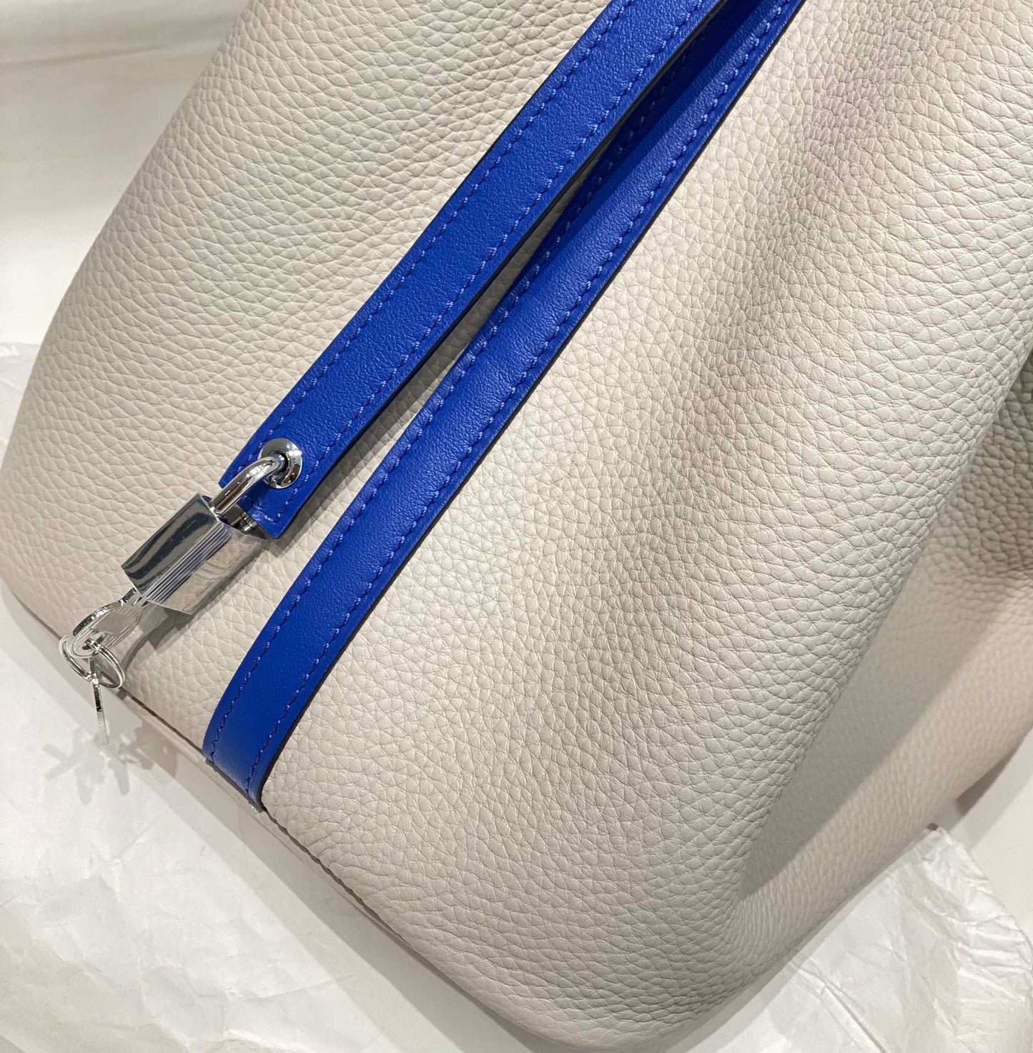 HM PICOTIN LOCK 22 WHITE AND COBALT CALFSKIN