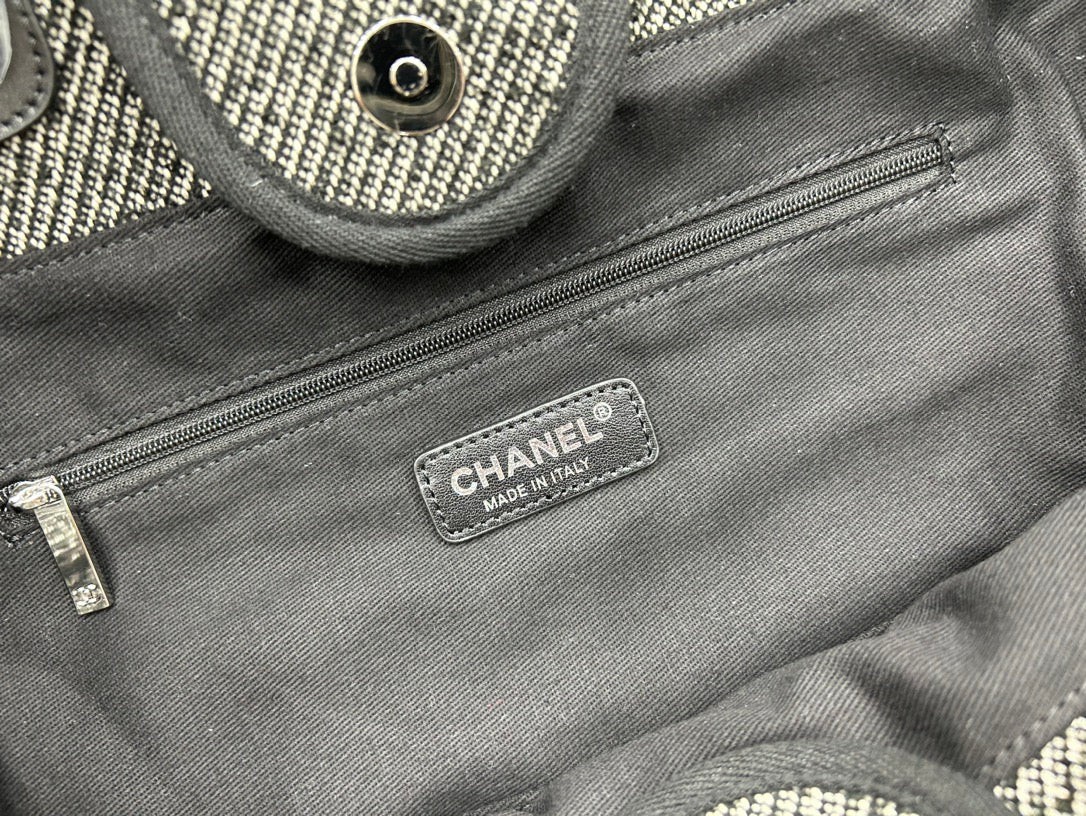 CC DEAUVILLE LARGE 38 TOTE BAG IN BLACK CANVAS WITH WHITE LOGO