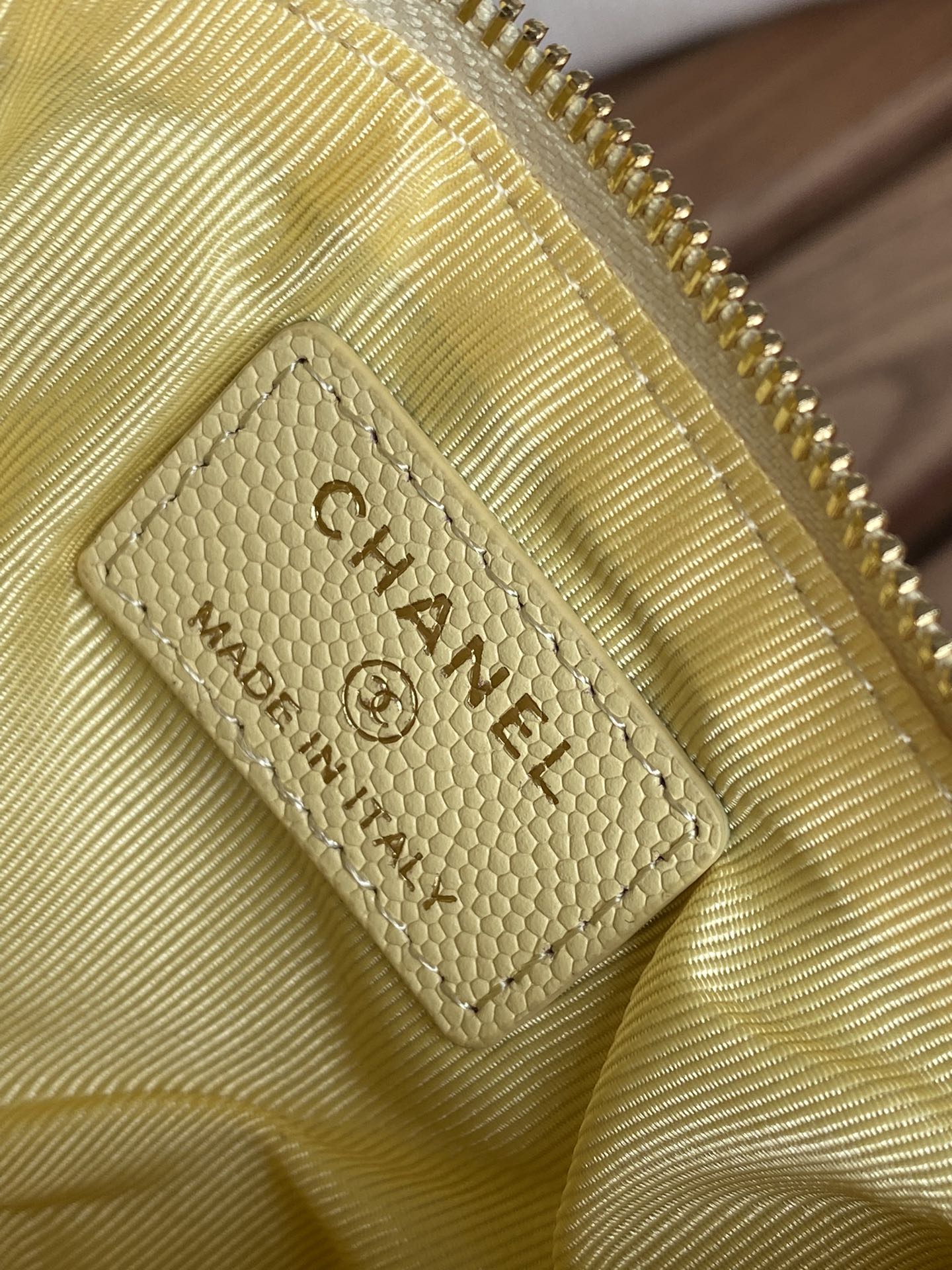 CC CLASSIC SMALL 15 ZIPPED POUCH IN YELLOW CORN GRAINED CALFSKIN