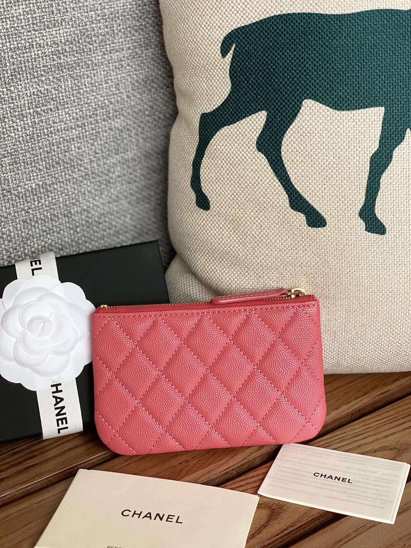 CC CLASSIC SMALL 15 ZIPPED POUCH IN BLUSH RED GRAINED CALFSKIN