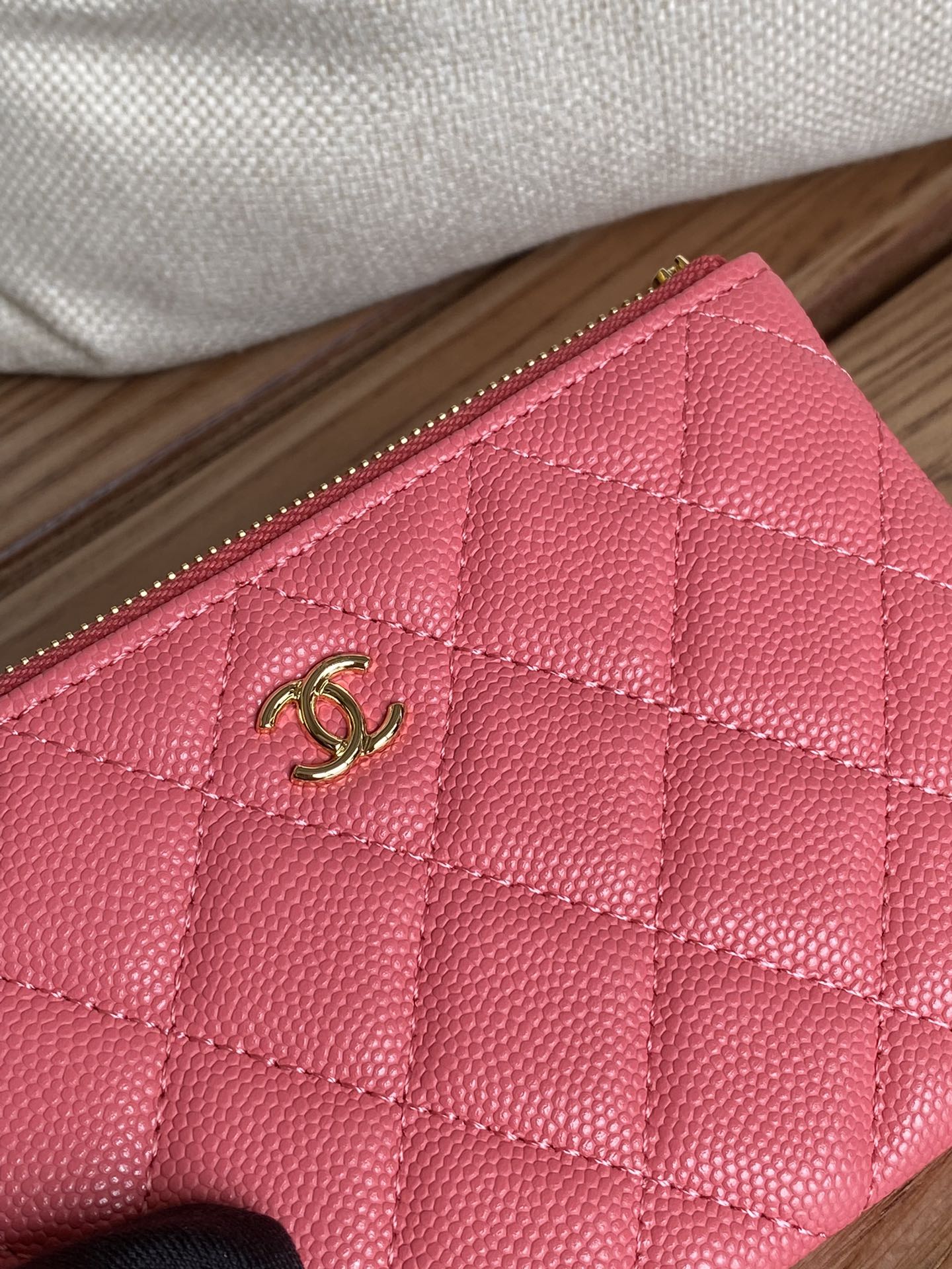 CC CLASSIC SMALL 15 ZIPPED POUCH IN BLUSH RED GRAINED CALFSKIN