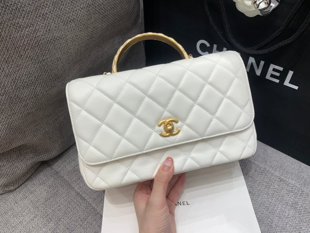 SMALL FLAP BAG 24CM TOP HANDLE WHITE LAMBSKIN GOLD HARDWARE