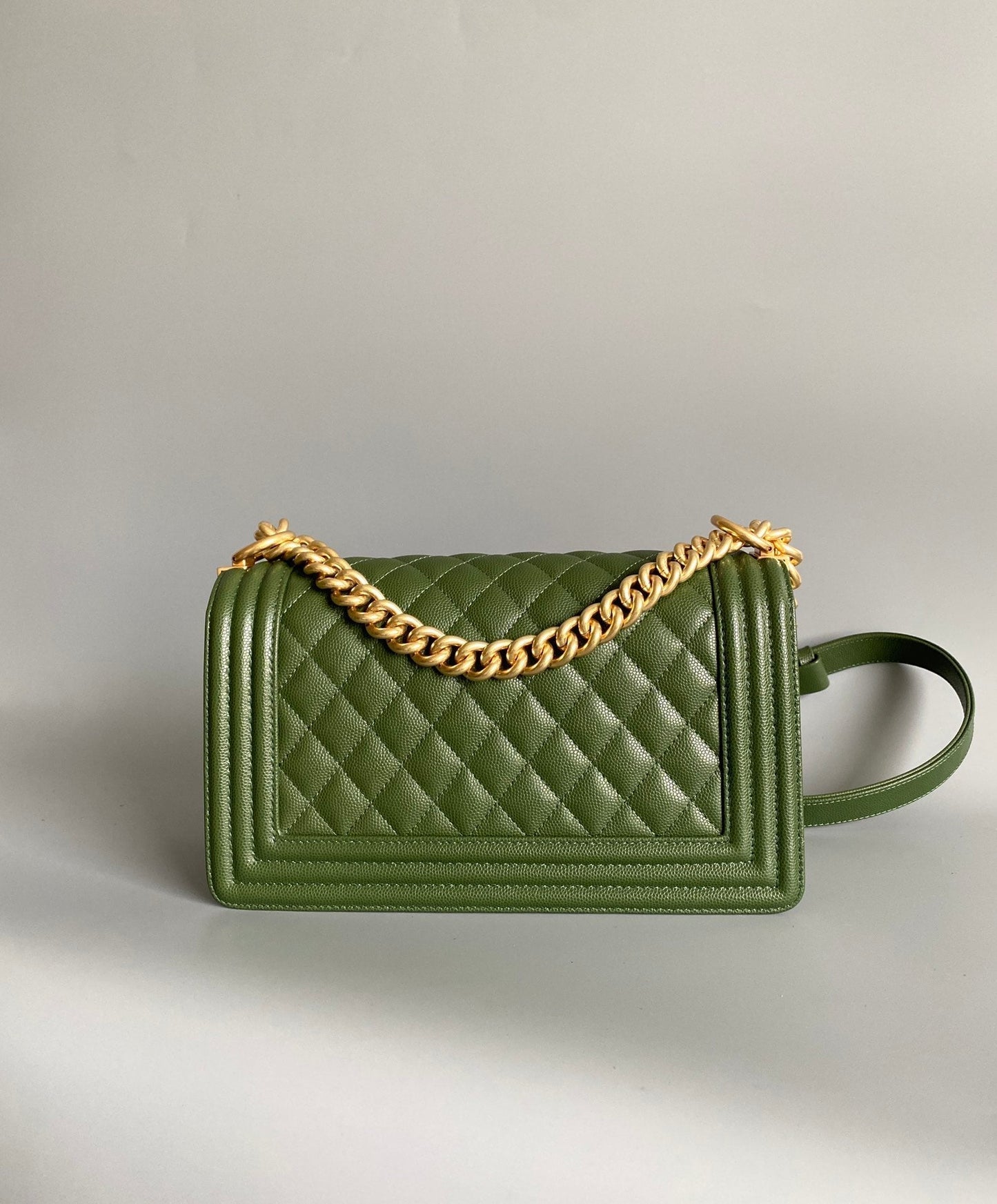 CC MEDIUM 25 BOY BAG IN OLIVE GREEN LAMBSKIN GOLD HARDWARE