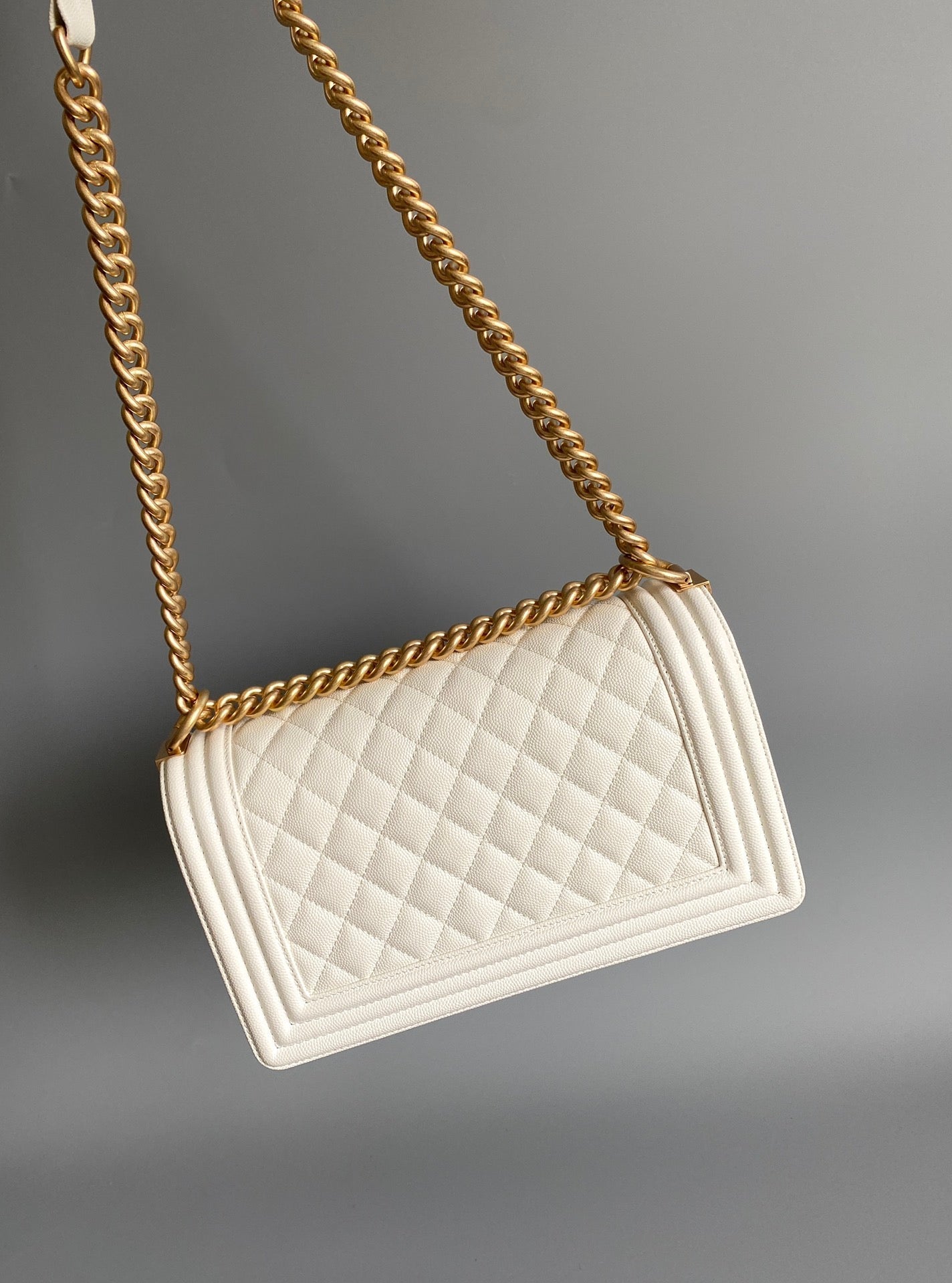 CC MEDIUM 25 BOY BAG IN WHITE LAMBSKIN GOLD HARDWARE