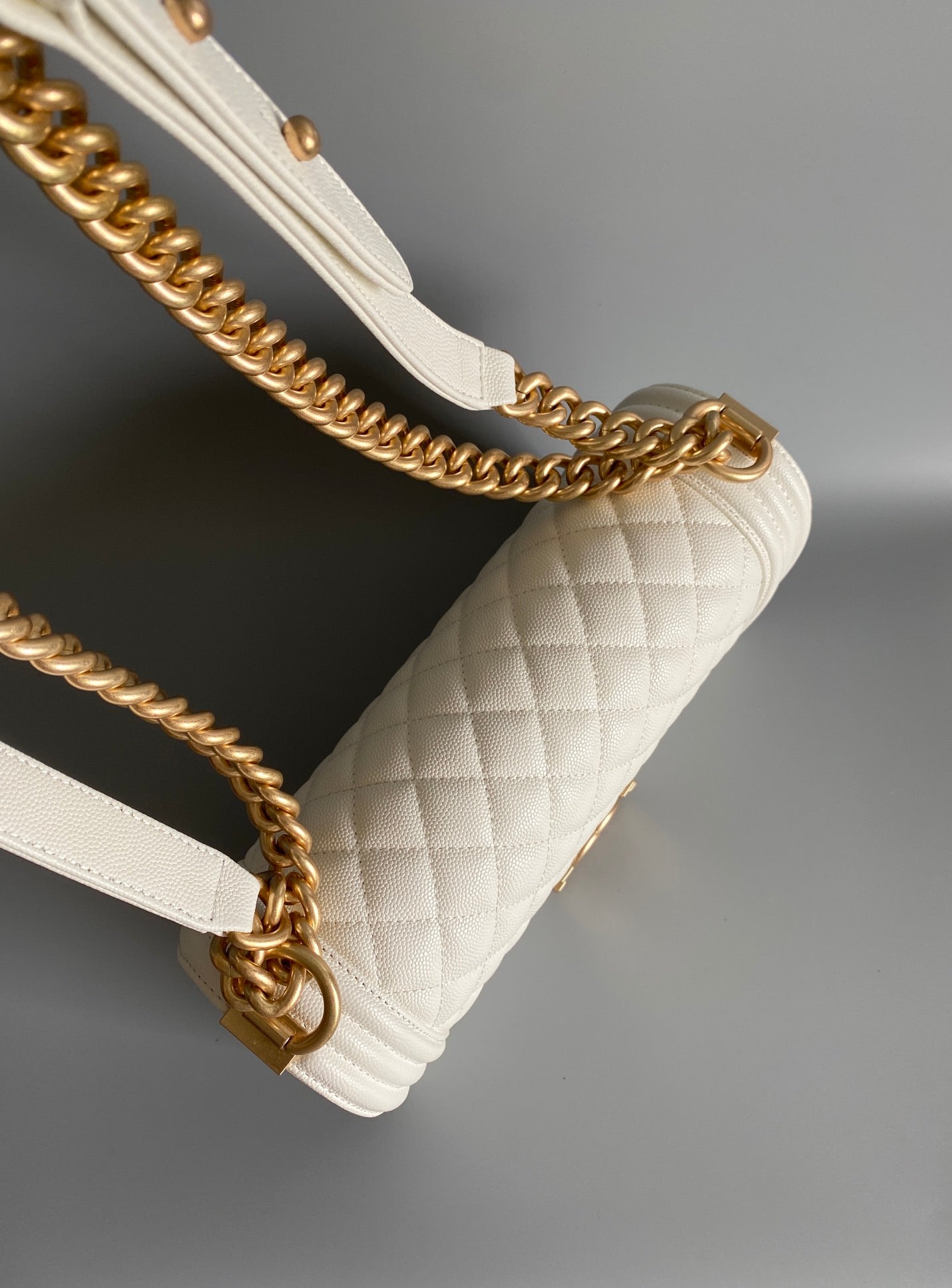 CC MEDIUM 25 BOY BAG IN WHITE LAMBSKIN GOLD HARDWARE