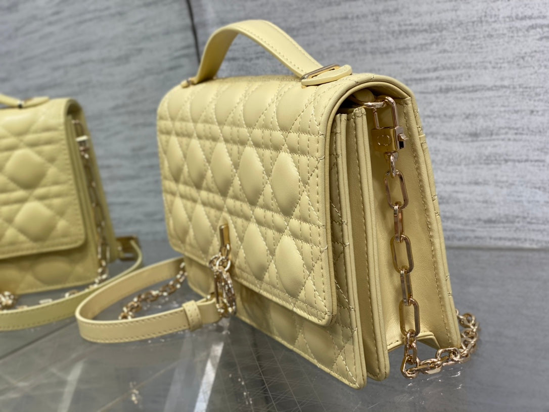 MINI BAG 24 IN LIGHT YELLOW PATENT CANNAGE CALFSKIN