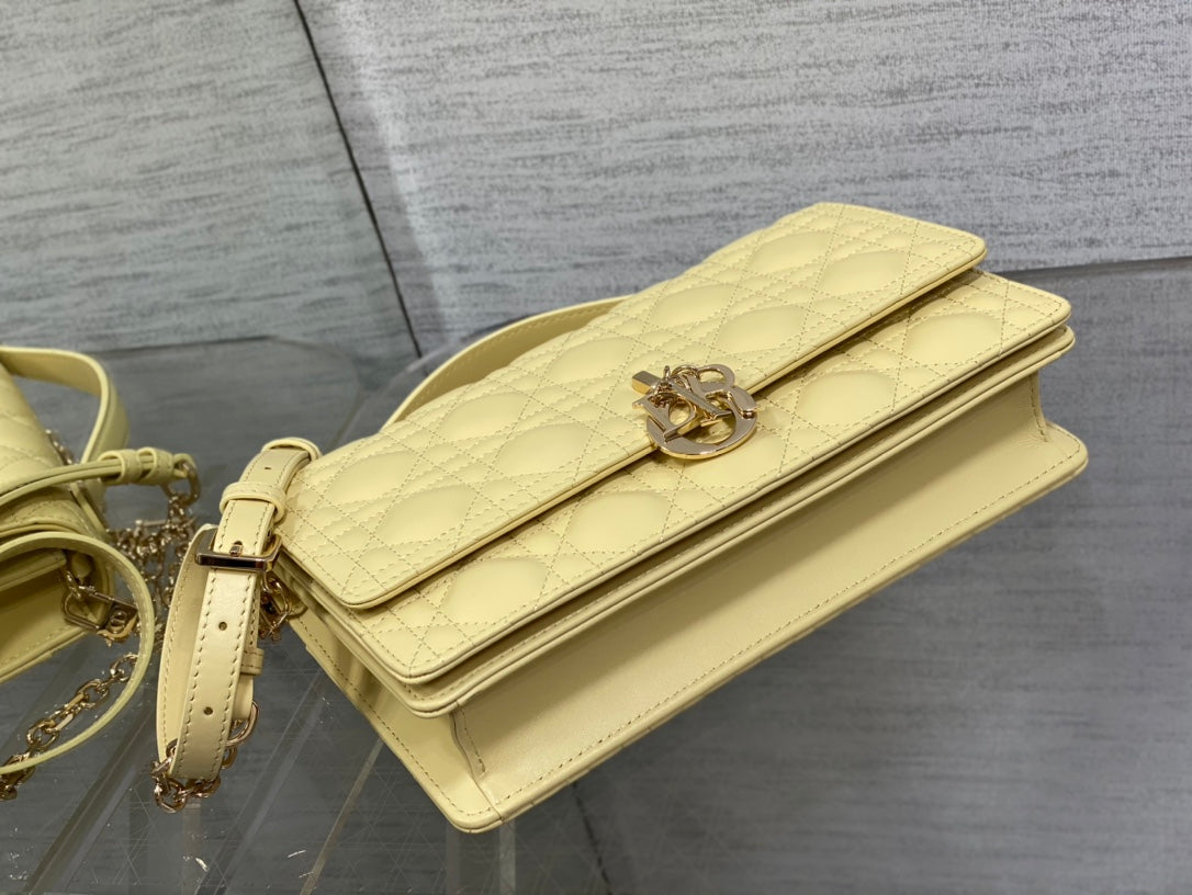 MINI BAG 24 IN LIGHT YELLOW PATENT CANNAGE CALFSKIN