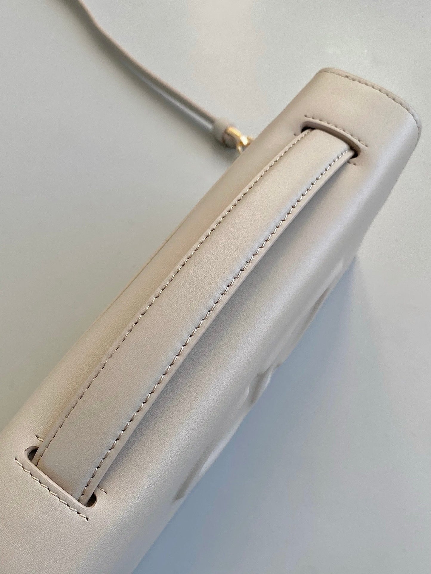 SIGNATURE CHAIN BAG 21 IN BEIGE CALFSKIN