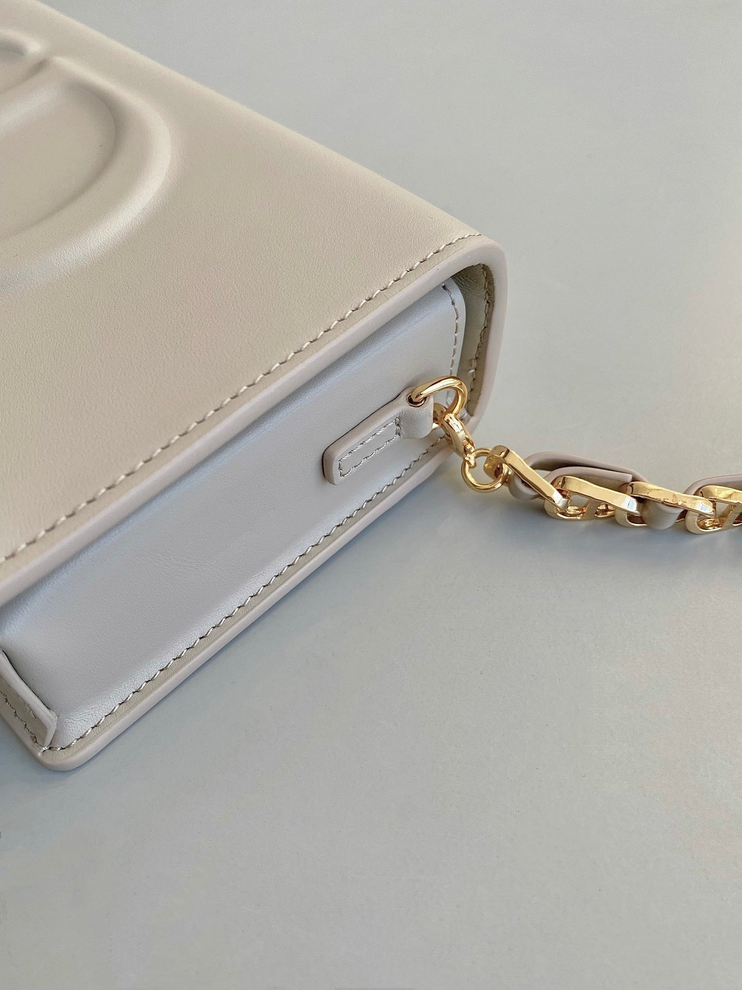 SIGNATURE CHAIN BAG 21 IN BEIGE CALFSKIN