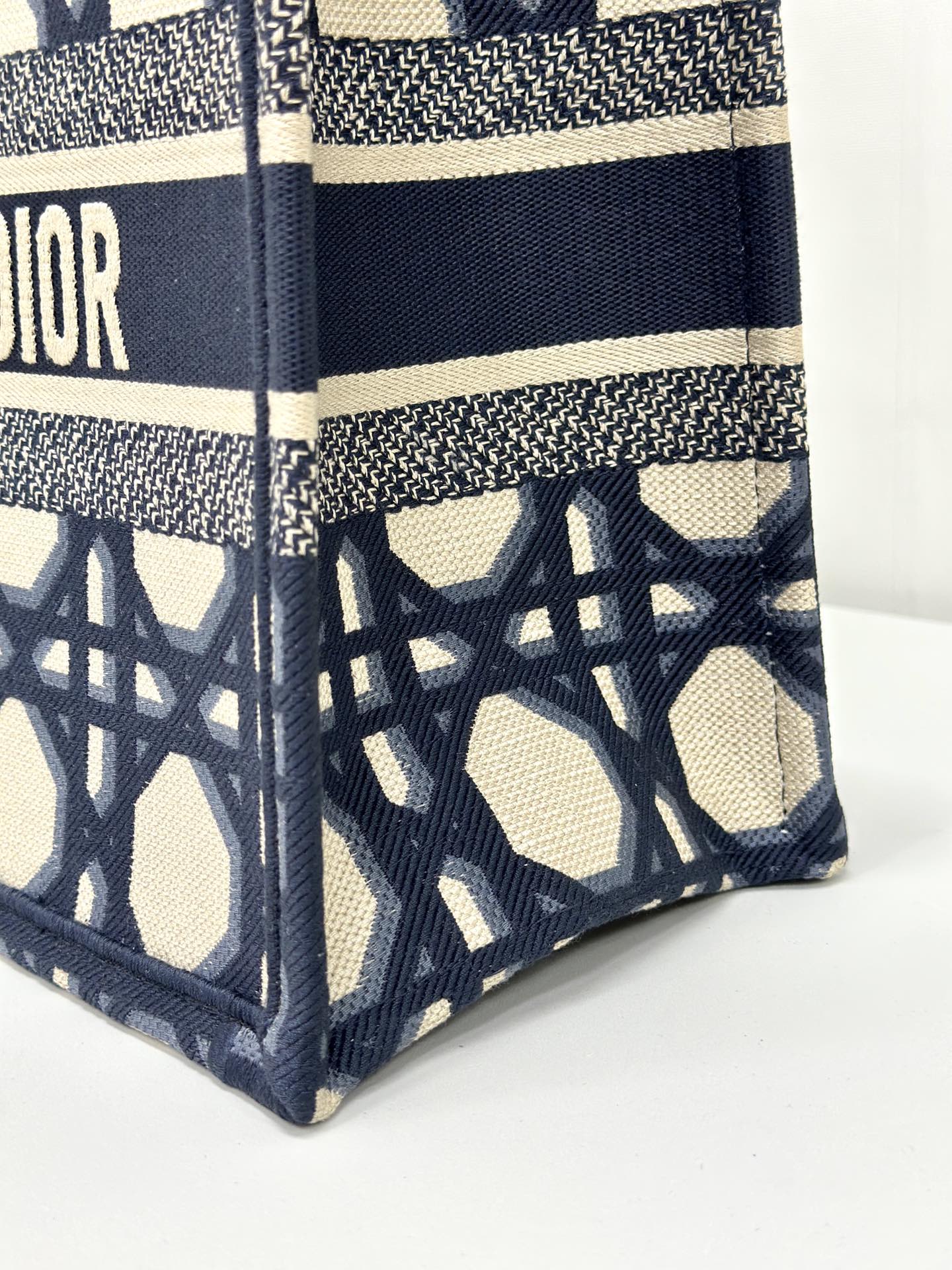 MEDIUM BOOK TOTE 37 BEIGE AND BLUE MACROCANNAGE EMBROIDERY