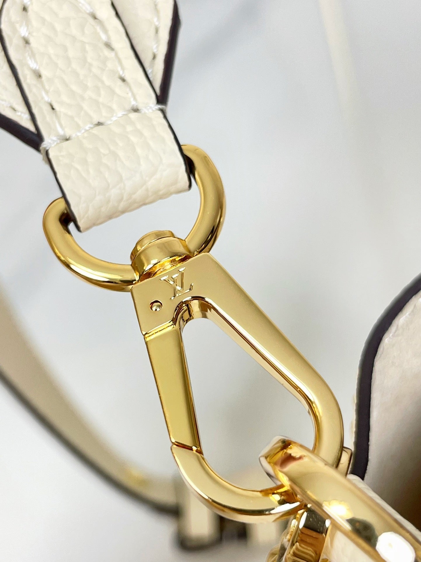 LOCK AND WALK 20 IN CREAM GRAINED CALFSKIN GOLD HARDWARE