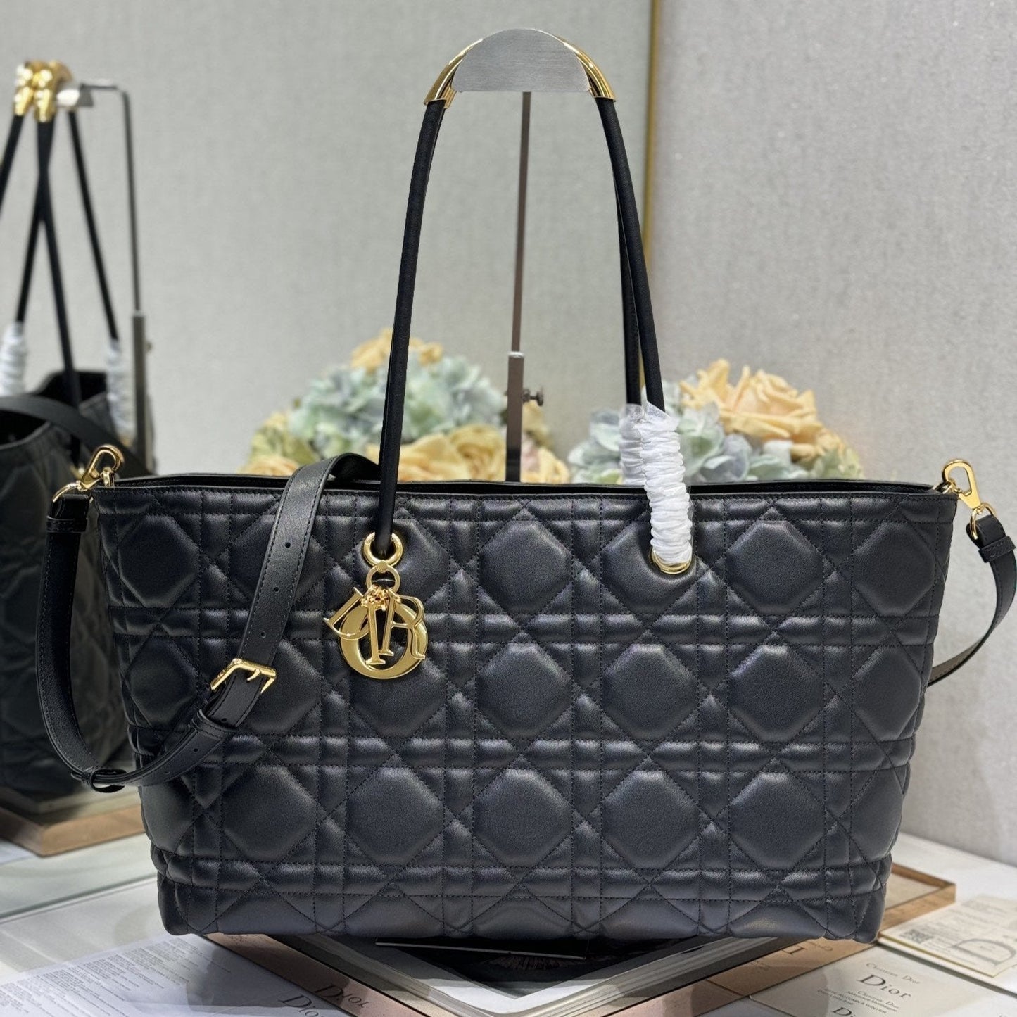 LARGE 41 TOUJOURS BAG IN BLACK MACROCANNAGE LAMBSKIN 221056