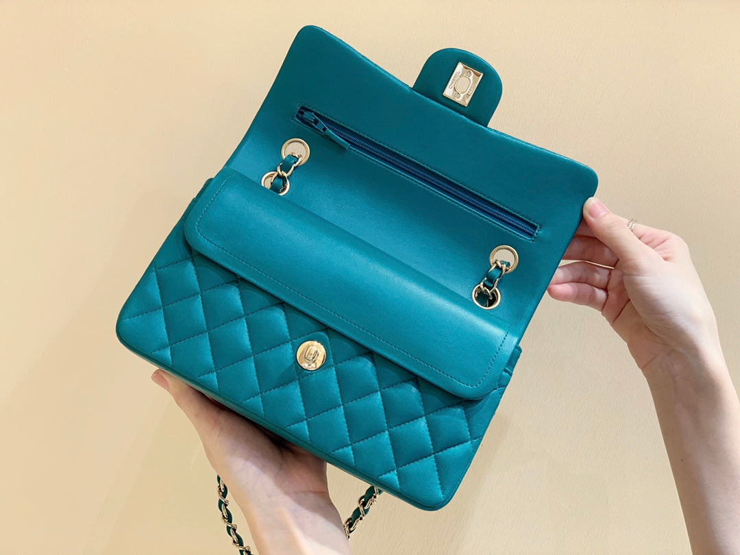 FLAP BAG 23CM GEM GREEN LAMBSKIN GOLD HARDWARE