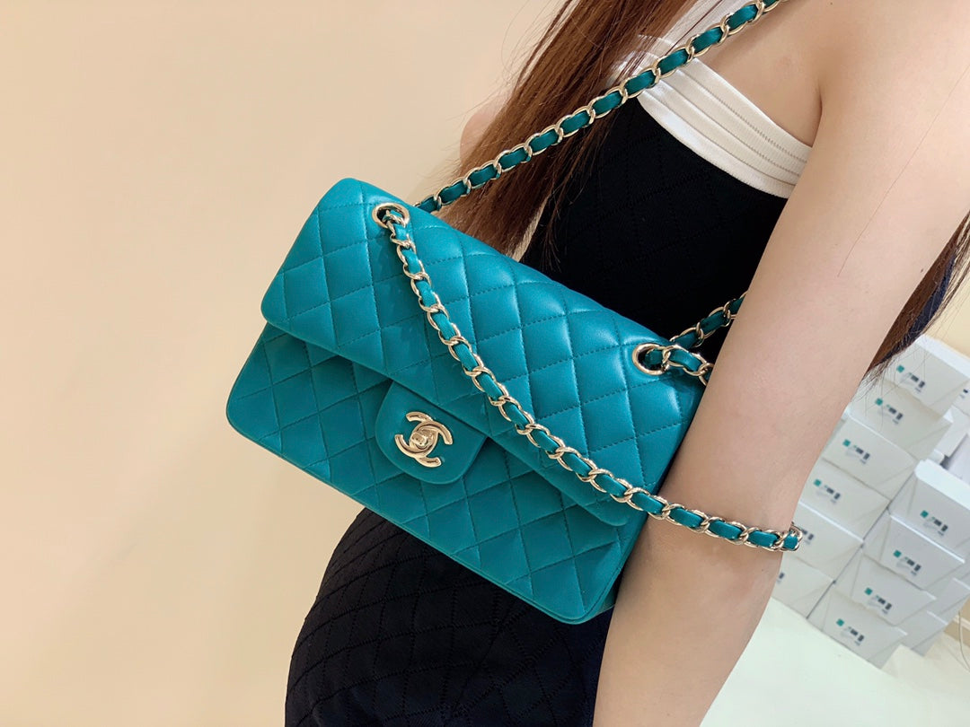 FLAP BAG 23CM GEM GREEN LAMBSKIN GOLD HARDWARE