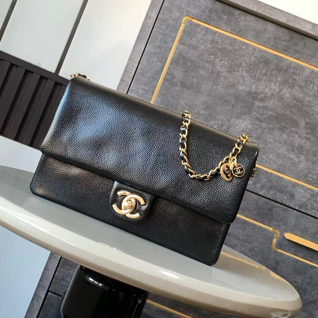 CLASSIC FLAP BAG 22 IN BLACK CALFSKIN GOLD HARDWARE