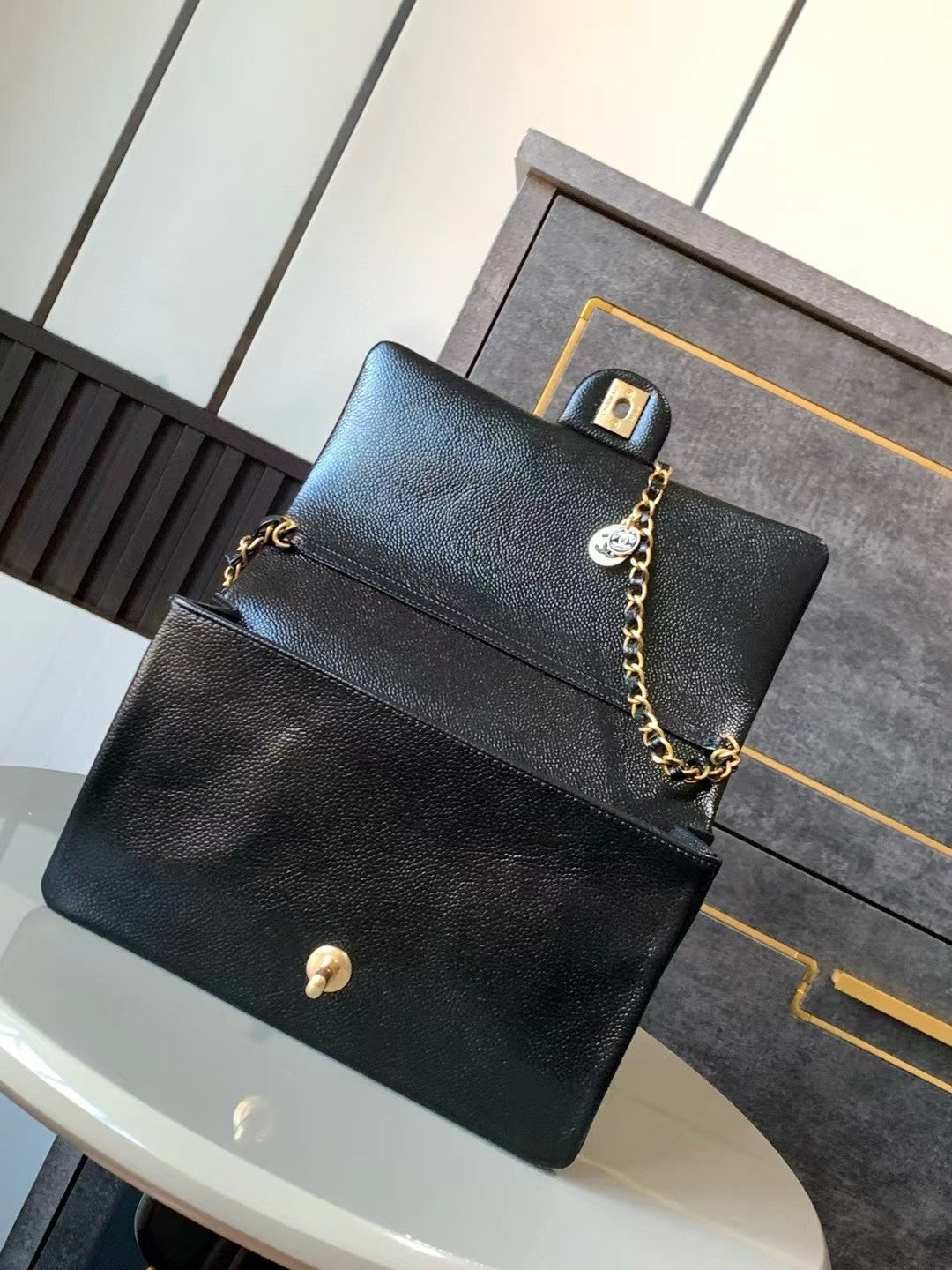 CLASSIC FLAP BAG 22 IN BLACK CALFSKIN GOLD HARDWARE