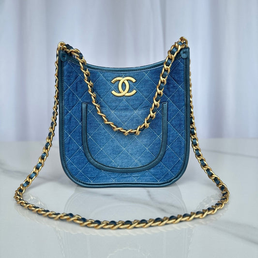 CC 24 HOBO HANDBAG IN LIGHT BLUE DENIM DIP AND GOLD - TONE METAL