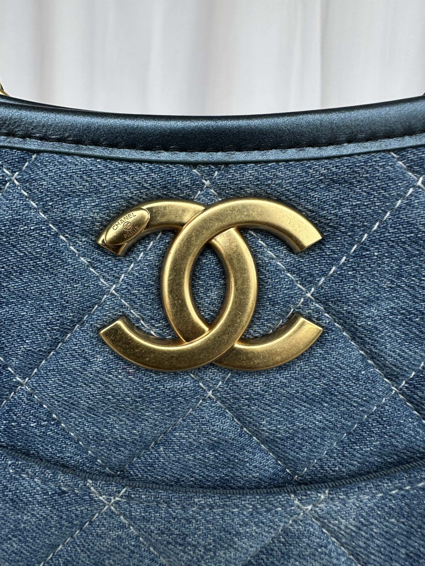 CC 24 HOBO HANDBAG IN LIGHT BLUE DENIM DIP AND GOLD - TONE METAL