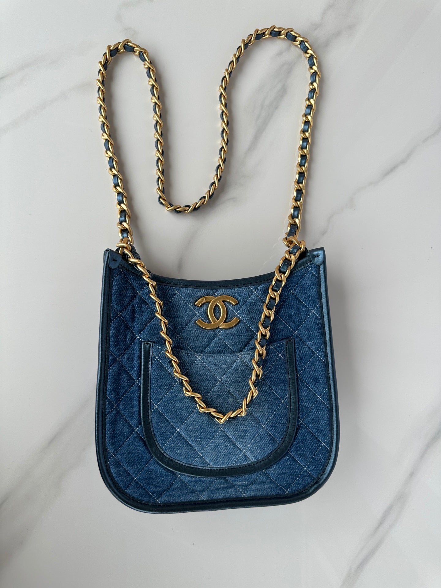 CC 24 HOBO HANDBAG IN LIGHT BLUE DENIM DIP AND GOLD - TONE METAL