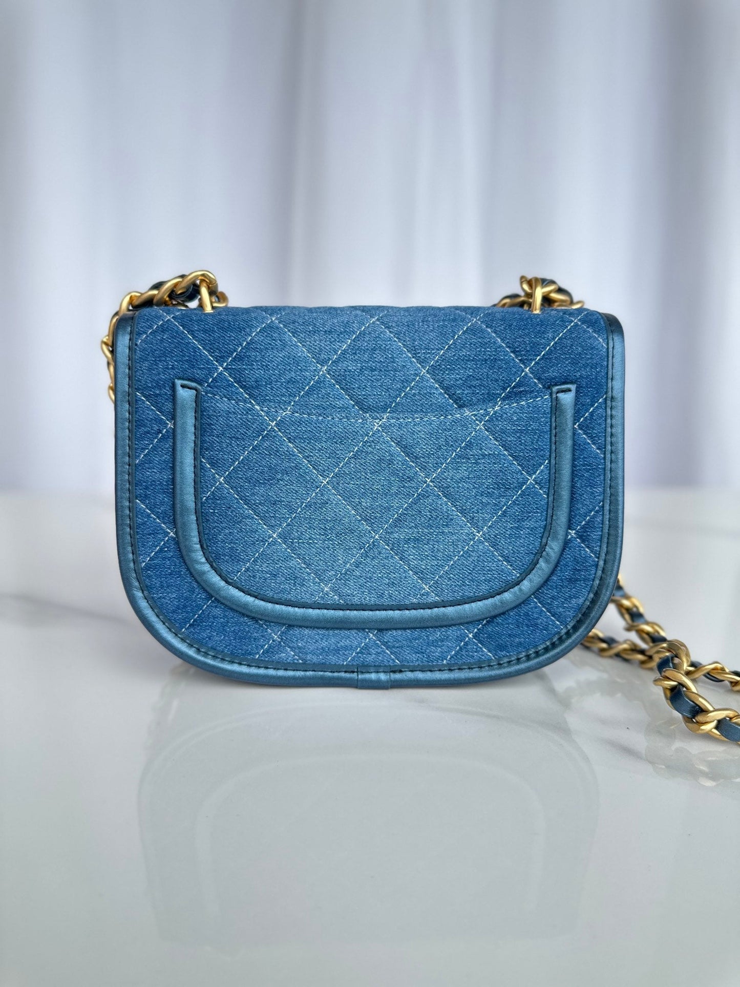 CC SMALL 20 CROSSBODY BAG IN LIGHT BLUE DENIM DIP AND GOLD METALLIC