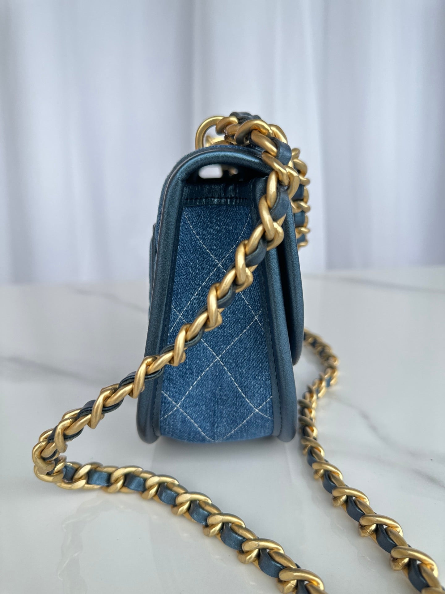 CC SMALL 20 CROSSBODY BAG IN LIGHT BLUE DENIM DIP AND GOLD METALLIC