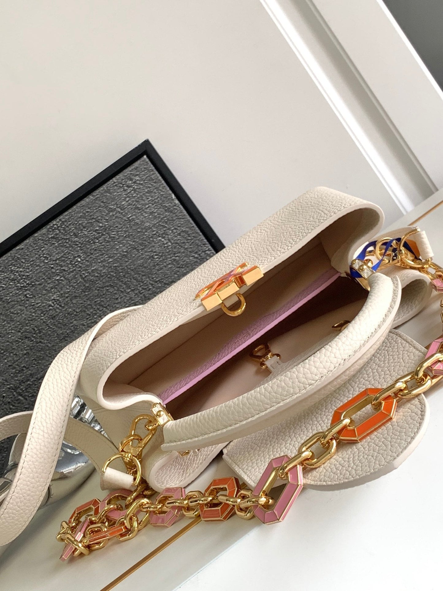 CAPUCINES BB 27 IN PEARL WHITE TAURILLON GOLD HARDWARE