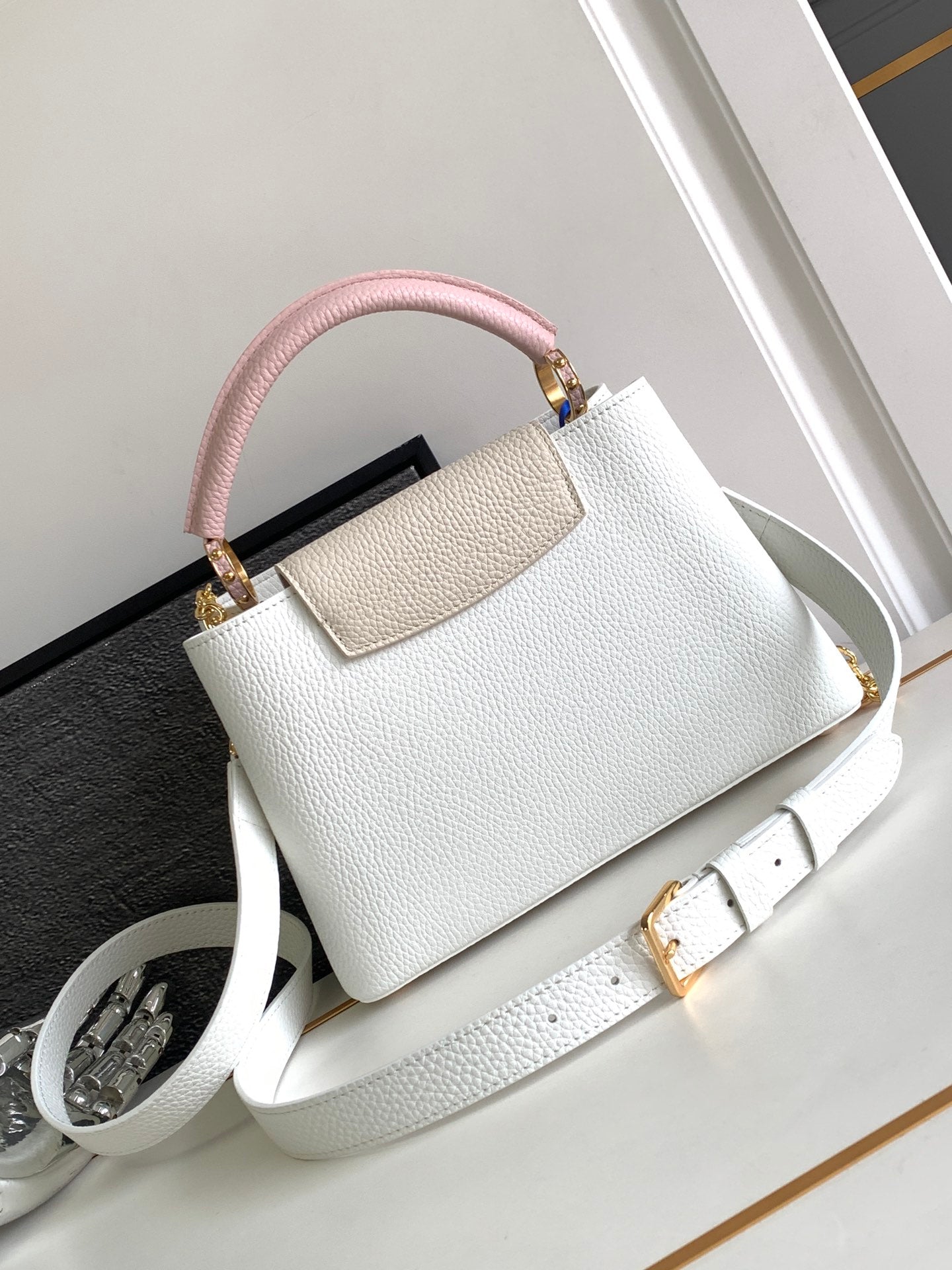 CAPUCINES BB 27 IN WHITE MIX PINK AND BEIGE TAURILLON GOLD HARDWARE