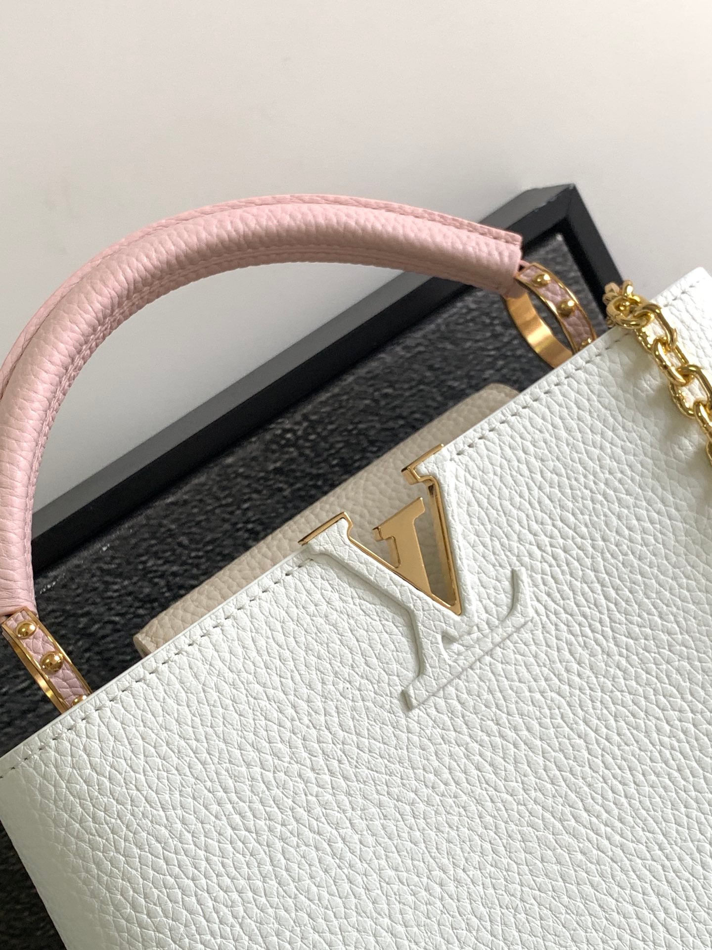 CAPUCINES BB 27 IN WHITE MIX PINK AND BEIGE TAURILLON GOLD HARDWARE