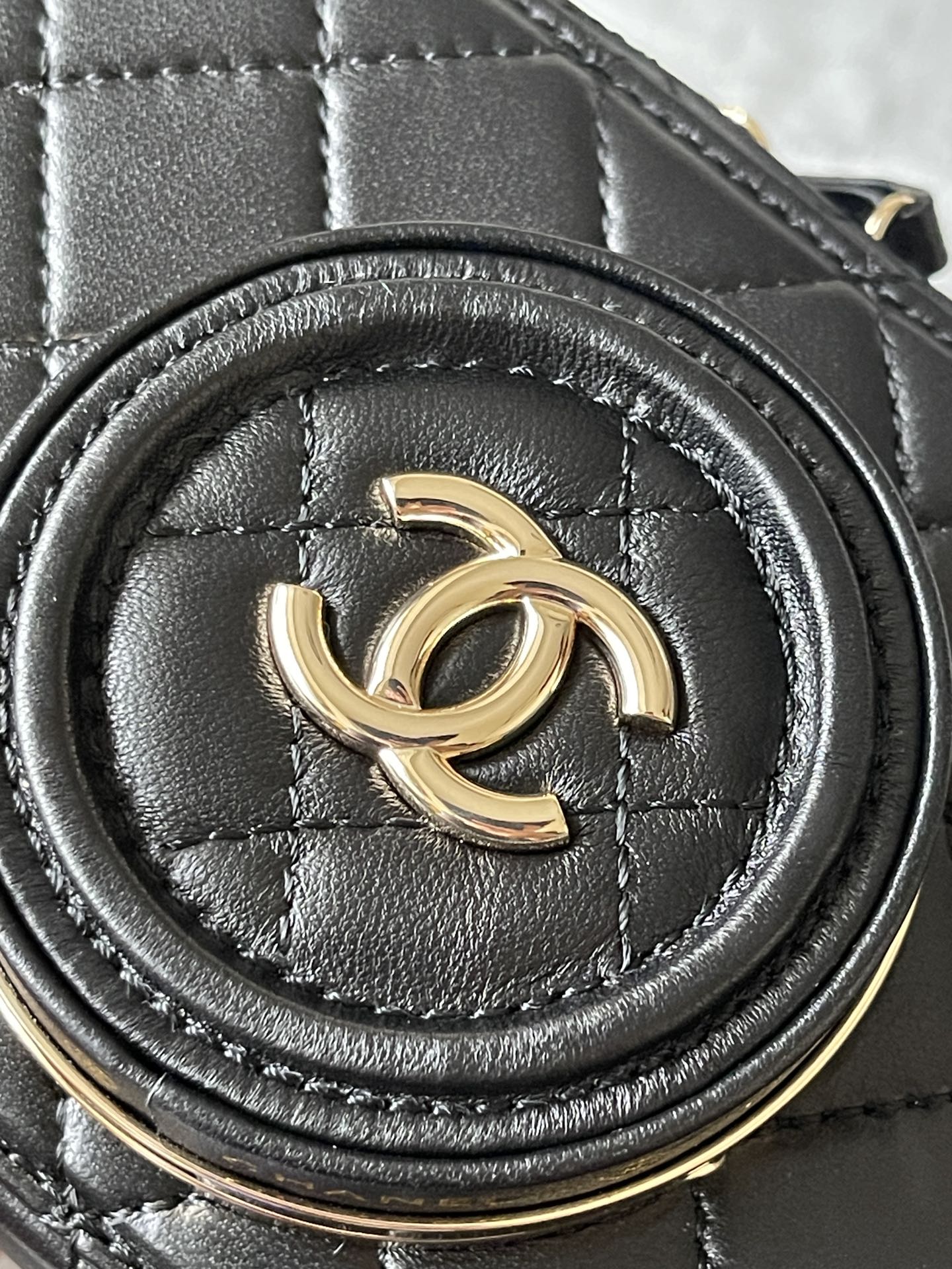 CC 16 CAMERA BAG IN BLACK CALFSKIN AND GOLD PLATED METAL