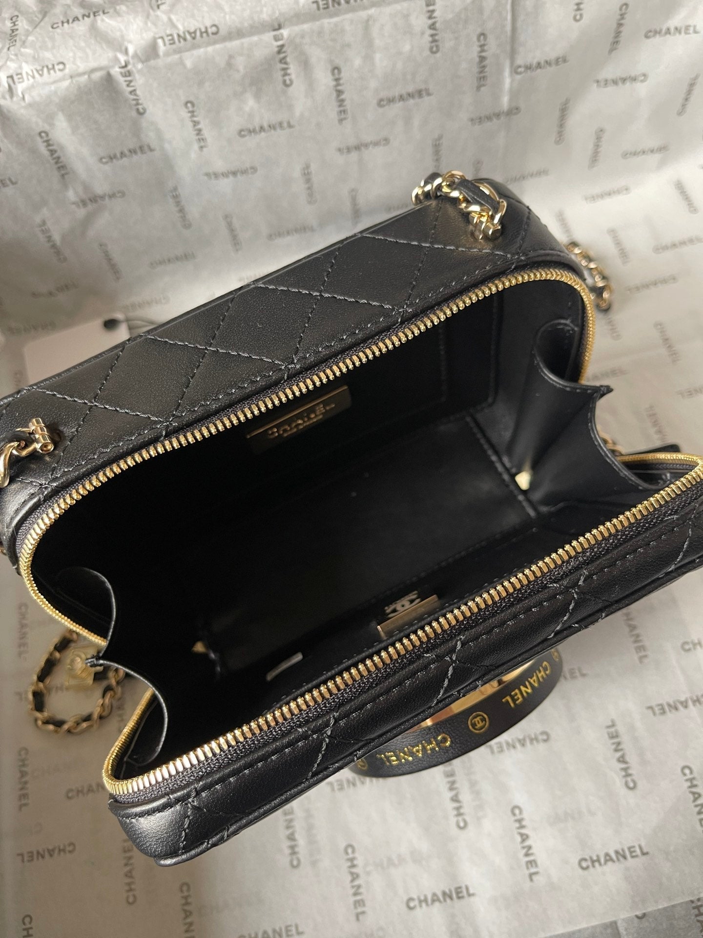 CC 16 CAMERA BAG IN BLACK CALFSKIN AND GOLD PLATED METAL