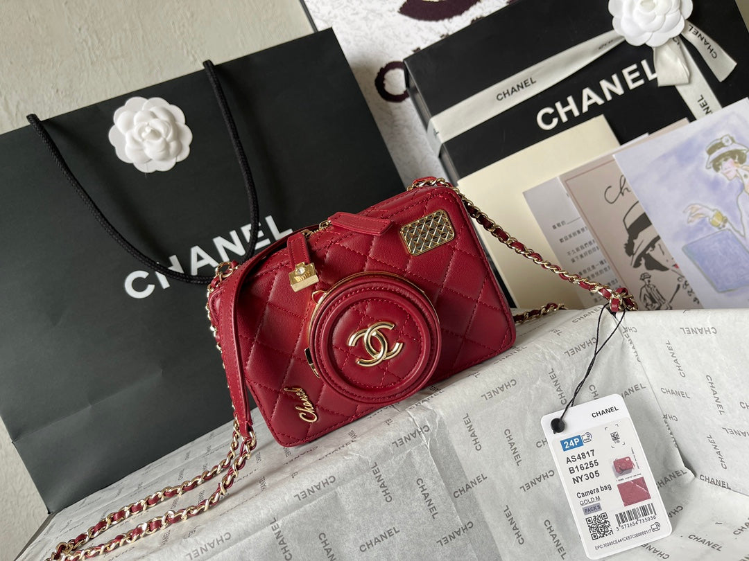 CC 16 CAMERA BAG IN BURGUNDY RED CALFSKIN AND GOLD PLATED METAL