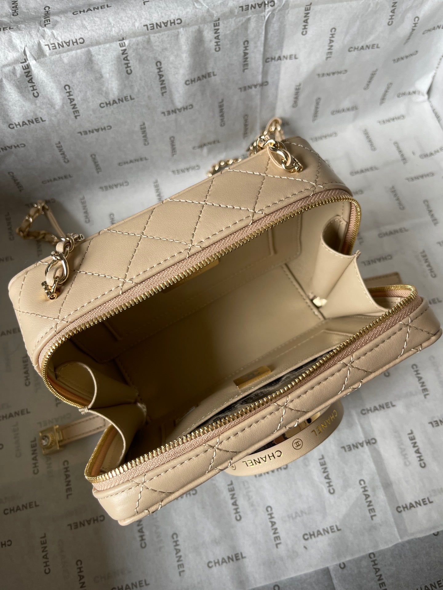 CC 16 CAMERA BAG IN DARK BEIGE CALFSKIN AND GOLD PLATED METAL