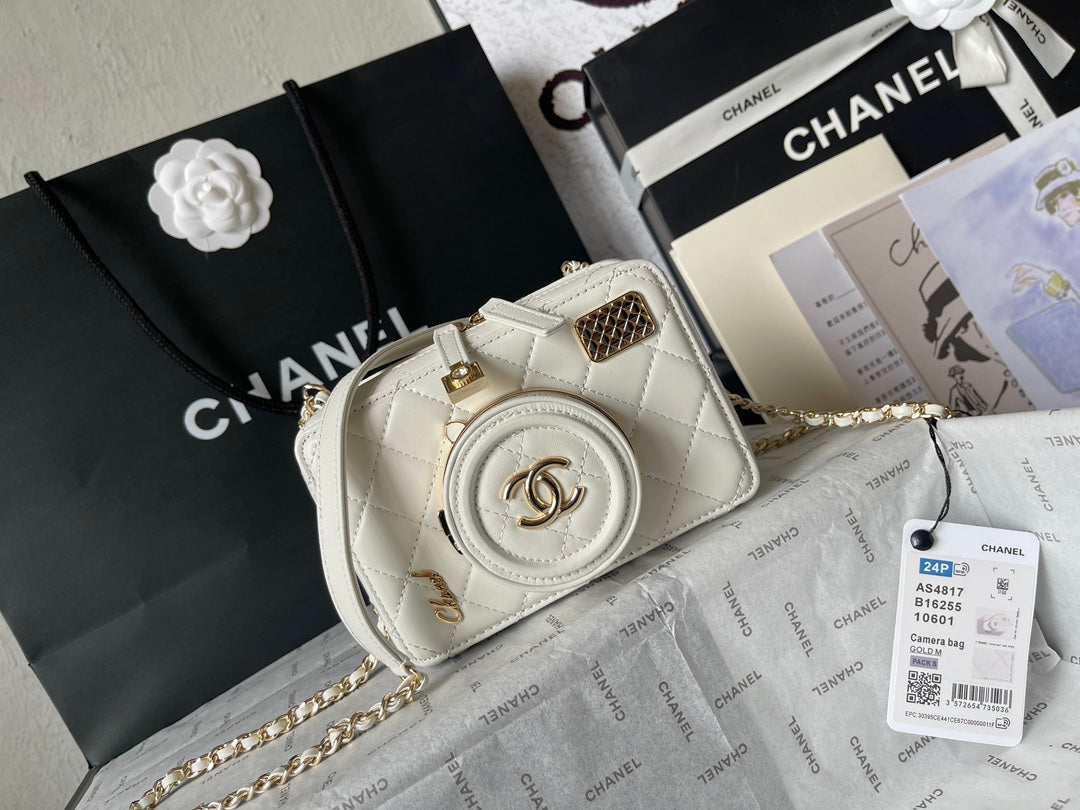 CC 16 CAMERA BAG IN WHITE CALFSKIN AND GOLD PLATED METAL