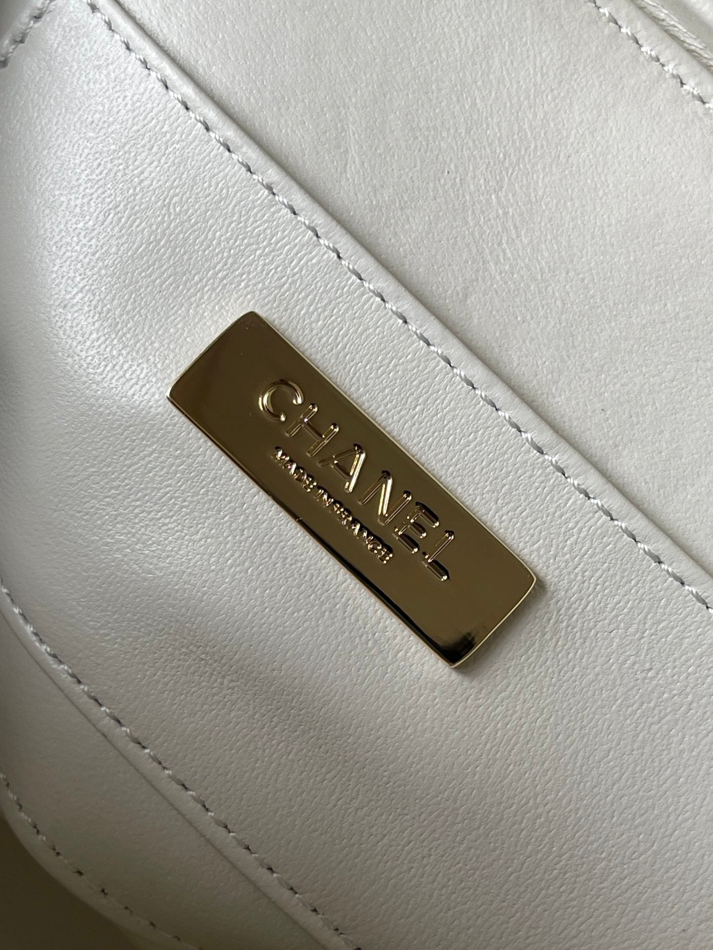 CC 16 CAMERA BAG IN WHITE CALFSKIN AND GOLD PLATED METAL