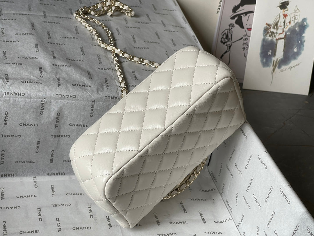 CC MINI 18 FLAP BAG IN WHITE LAMBSKIN