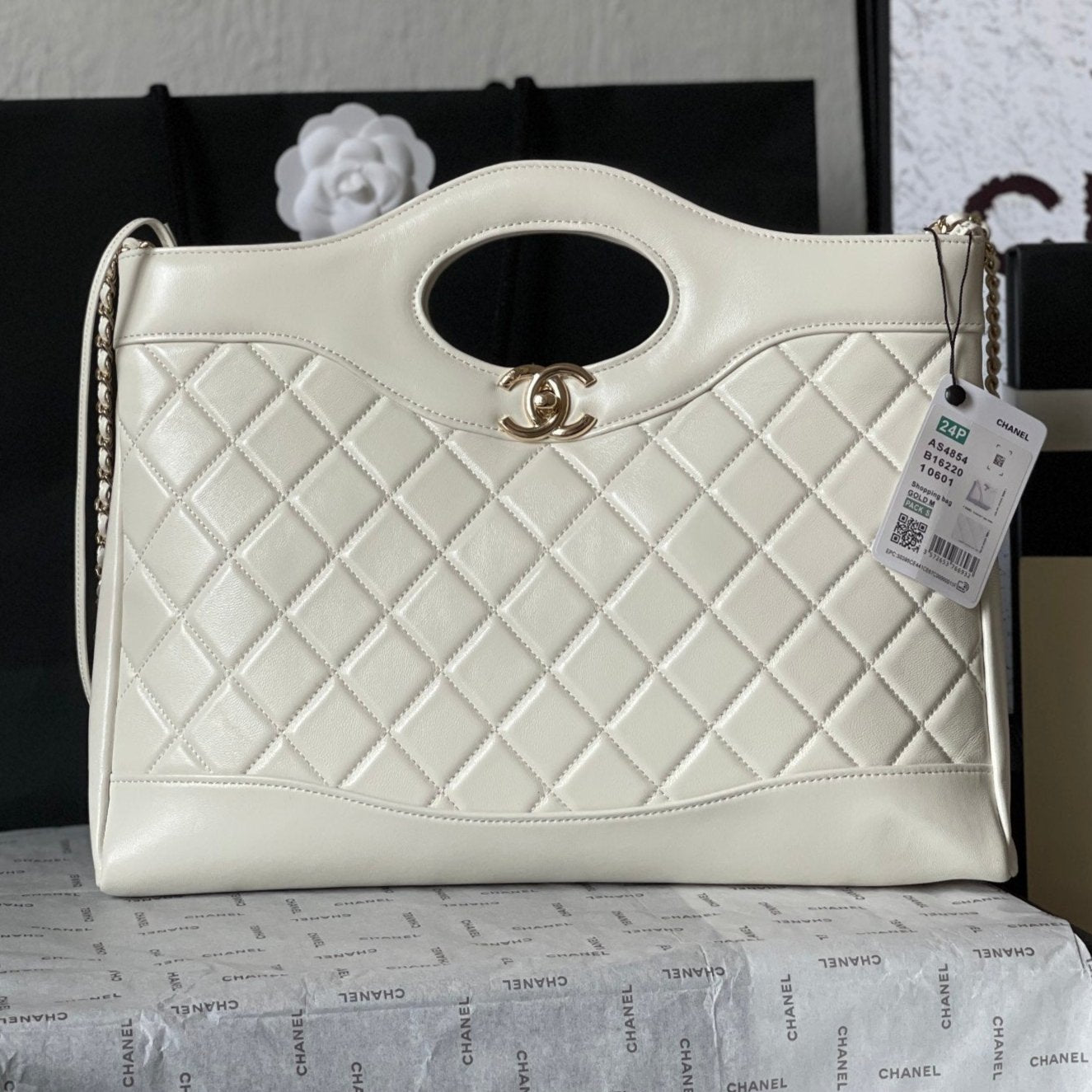 CC MEDIUM 36 SHOPPING BAG IN WHITE CALFSKIN