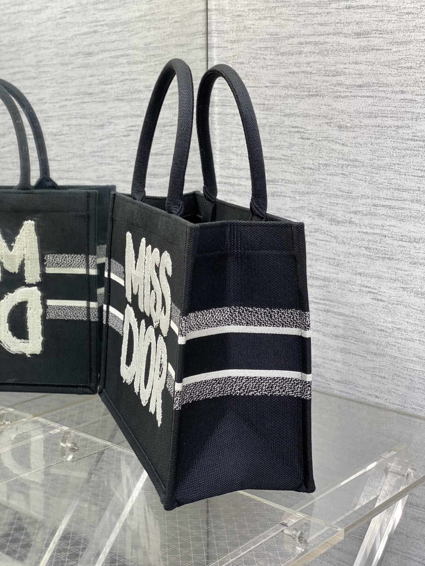 MEDIUM BOOK TOTE 36 IN BLACK MIX WHITE CANVAS 226507