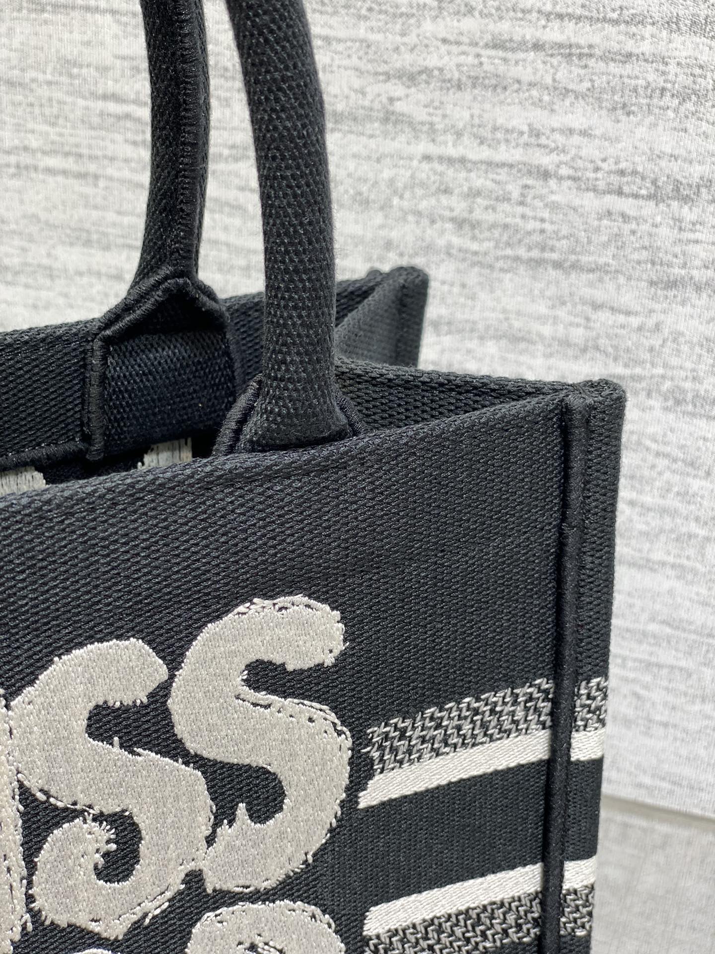 BOOK TOTE 26 IN BLACK MIX WHITE CANVAS 226506