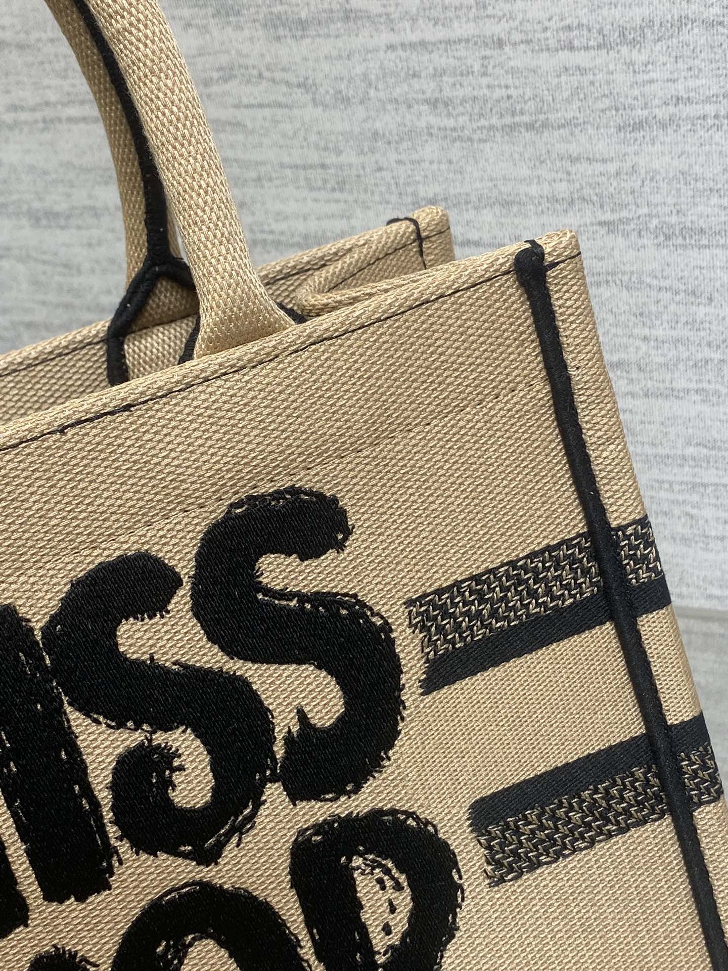 BOOK TOTE 26 BEIGE AND BLACK MISS GRAFFITI EMBROIDERY