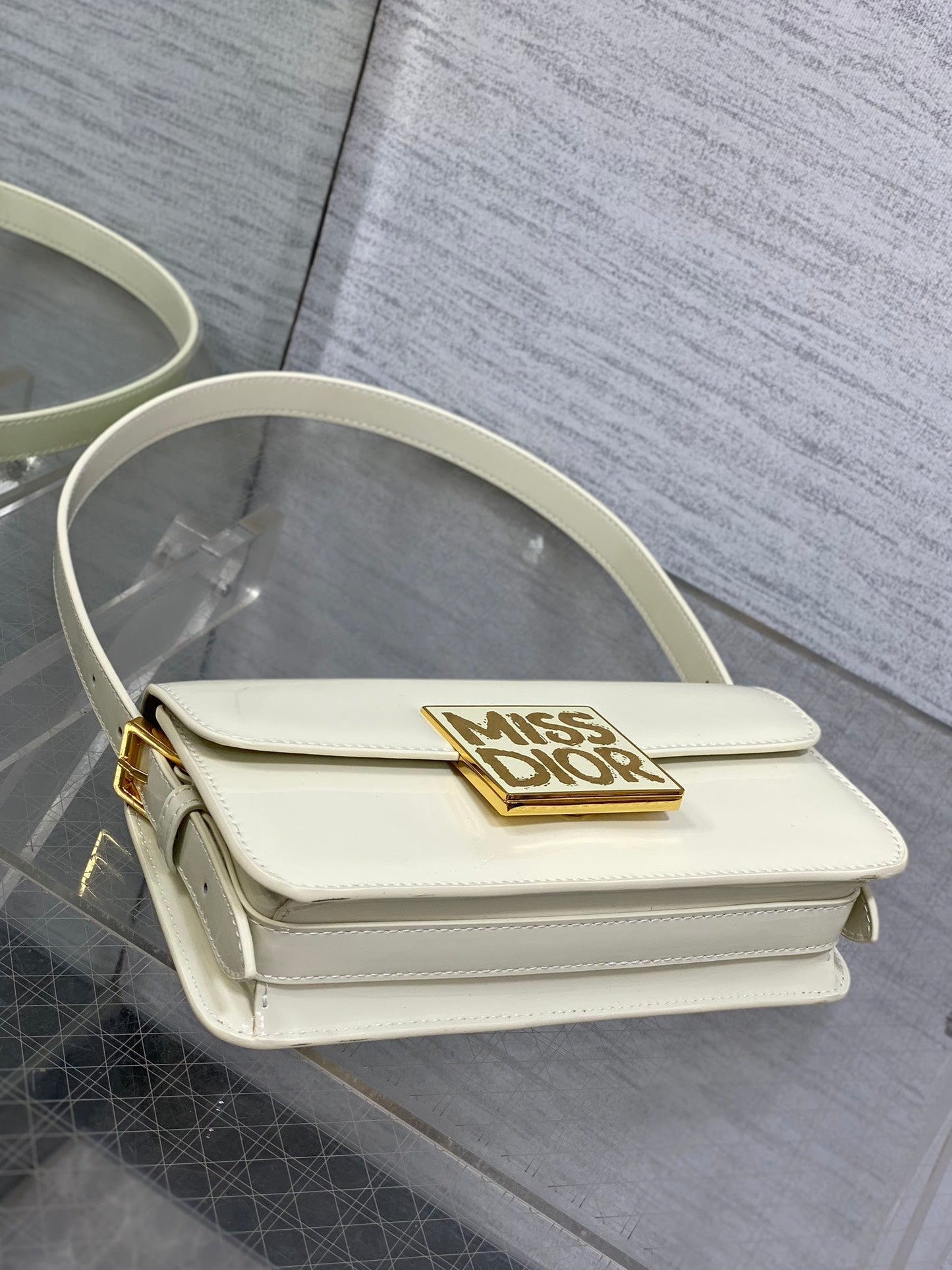 FLAP BAG 18 IN WHITE PATENT CALFSKIN