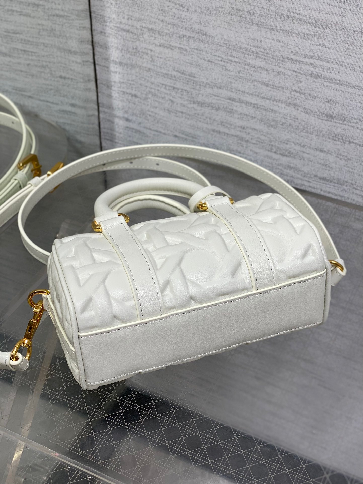 GROOVE 17 BAG IN WHITE MACROCANNAGE CALFSKIN WITH GOLD HARDWARE