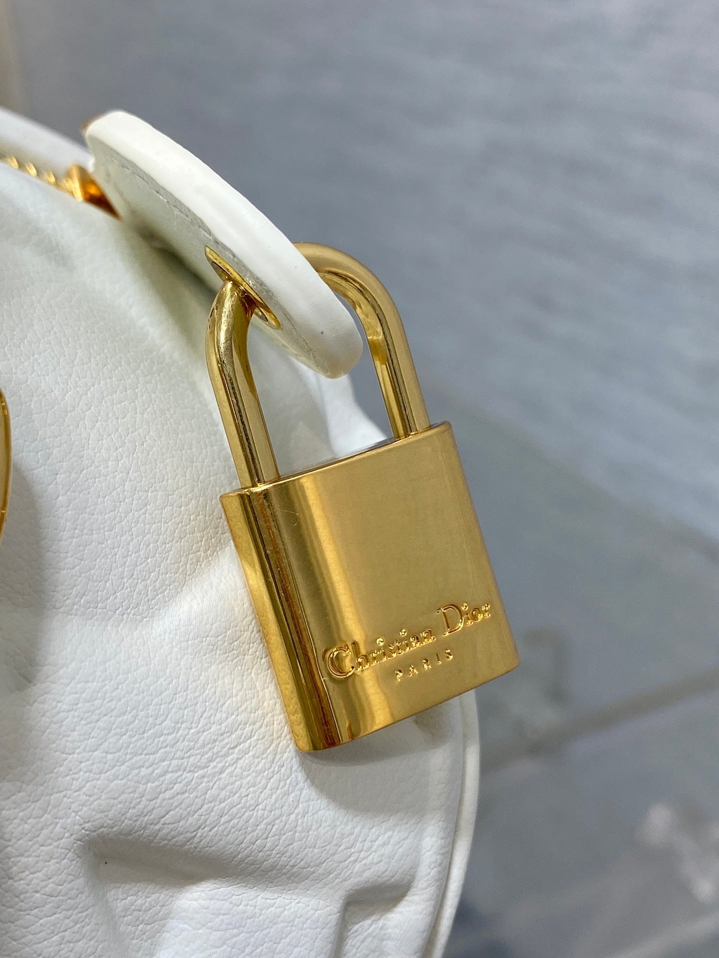 GROOVE 25 BAG IN WHITE MACROCANNAGE CALFSKIN WITH GOLD HARDWARE