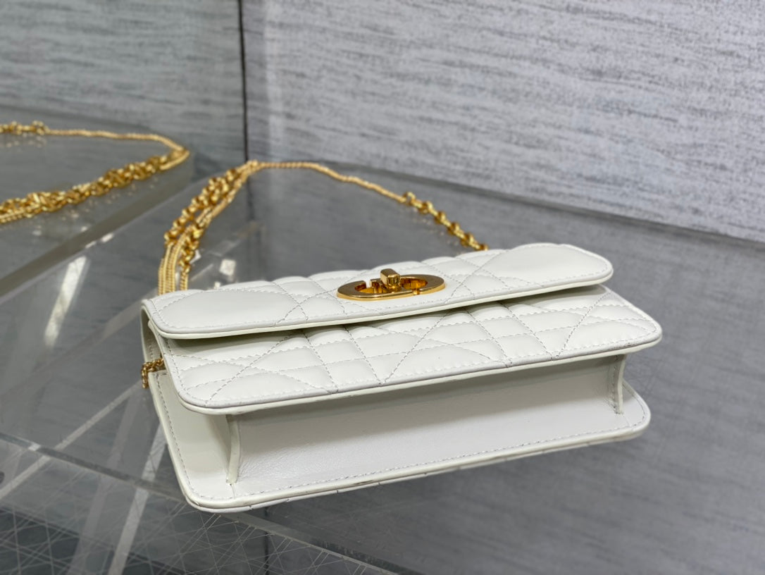 MONTAIGNE AVENUE MINI 19 BAG IN WHITE CALFSKIN WITH GOLD HARDWARE