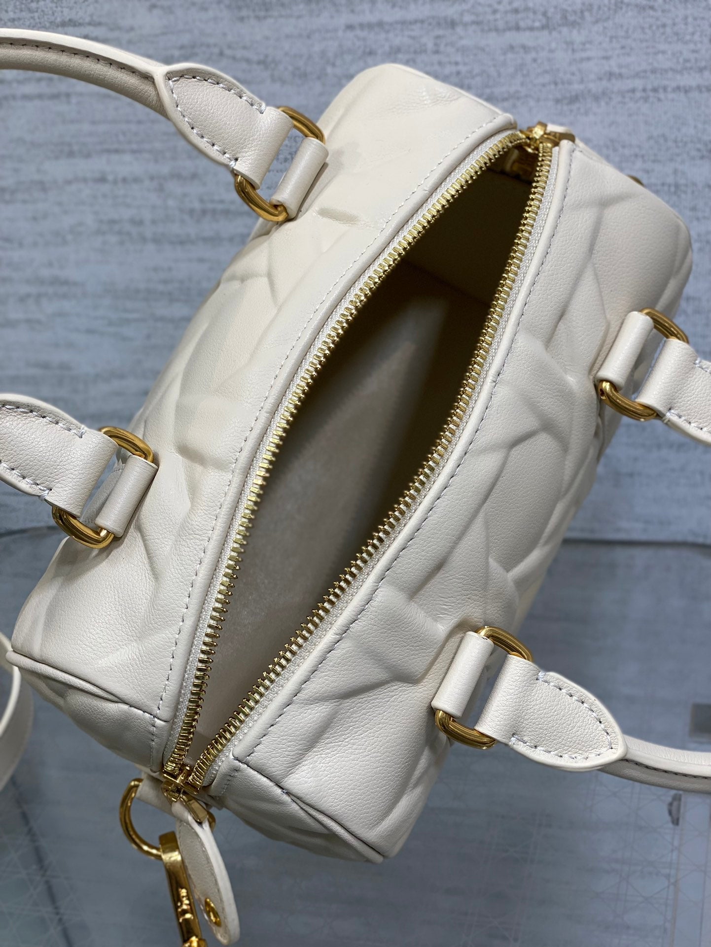 GROOVE 20 BAG IN WHITE CREAM MACROCANNAGE CALFSKIN WITH GOLD HARDWARE