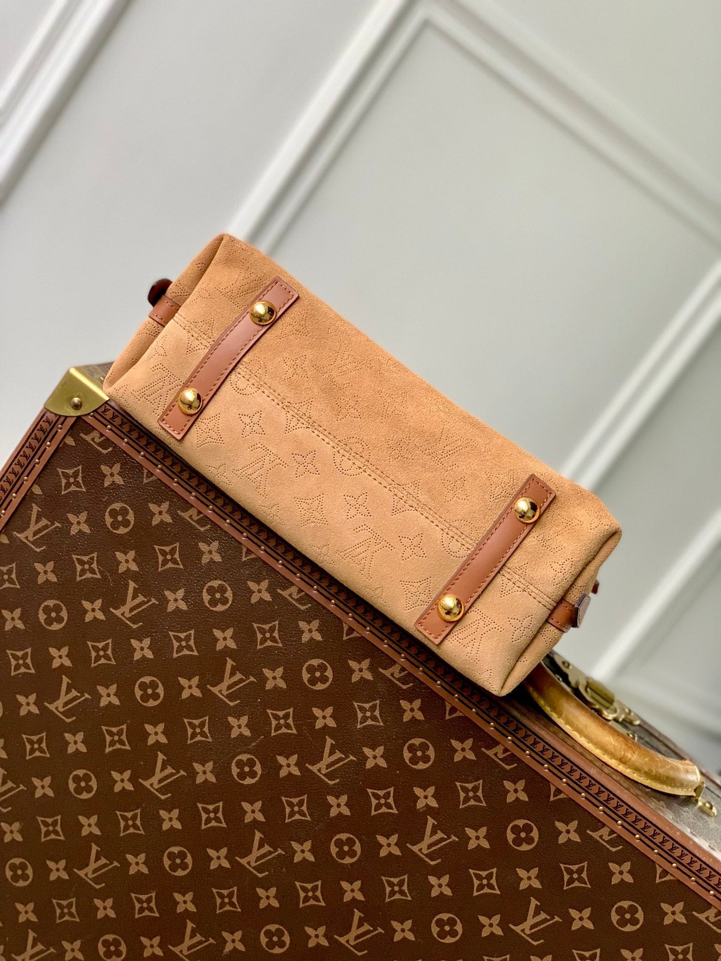 CARRYALL PM 29 IN CIDER BROWN MONOGRAM PERFORATED SUEDE AND WHITE SHEARLING TRIM