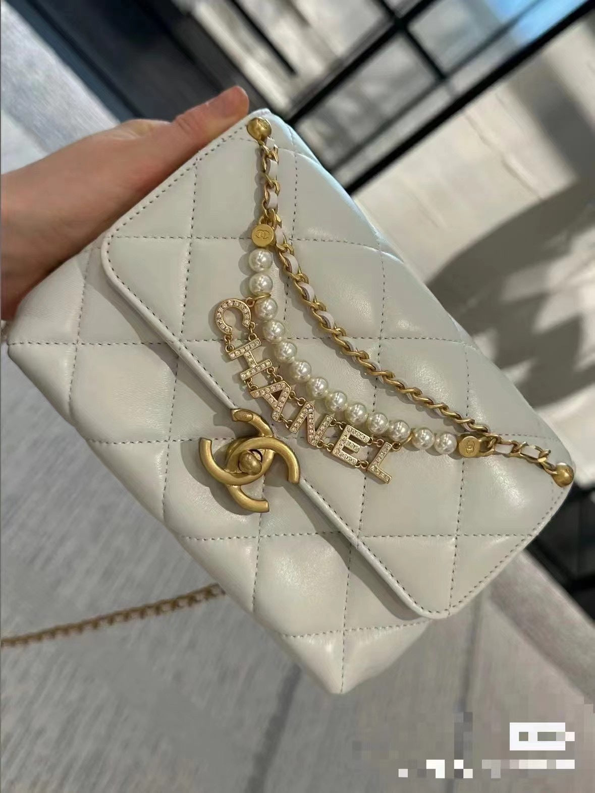 CC MINI 22 FLAP BAG IN WHITE CALFSKIN GOLD HARDWARE