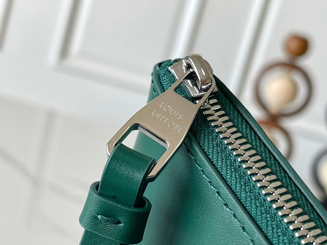 POCHETTE VOYAGE SOUPLE 32 IN GREEN MONOGRAM HERITAGE CANVAS