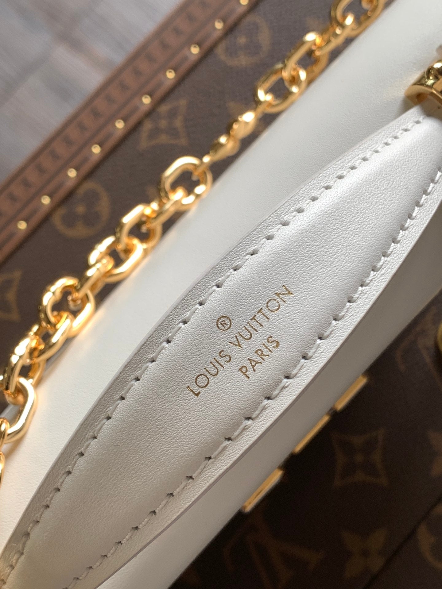 WALLET ON CHAIN CAPUCINES 23 IN WHITE SMOOTH CALFSKIN GOLD HARDWARE