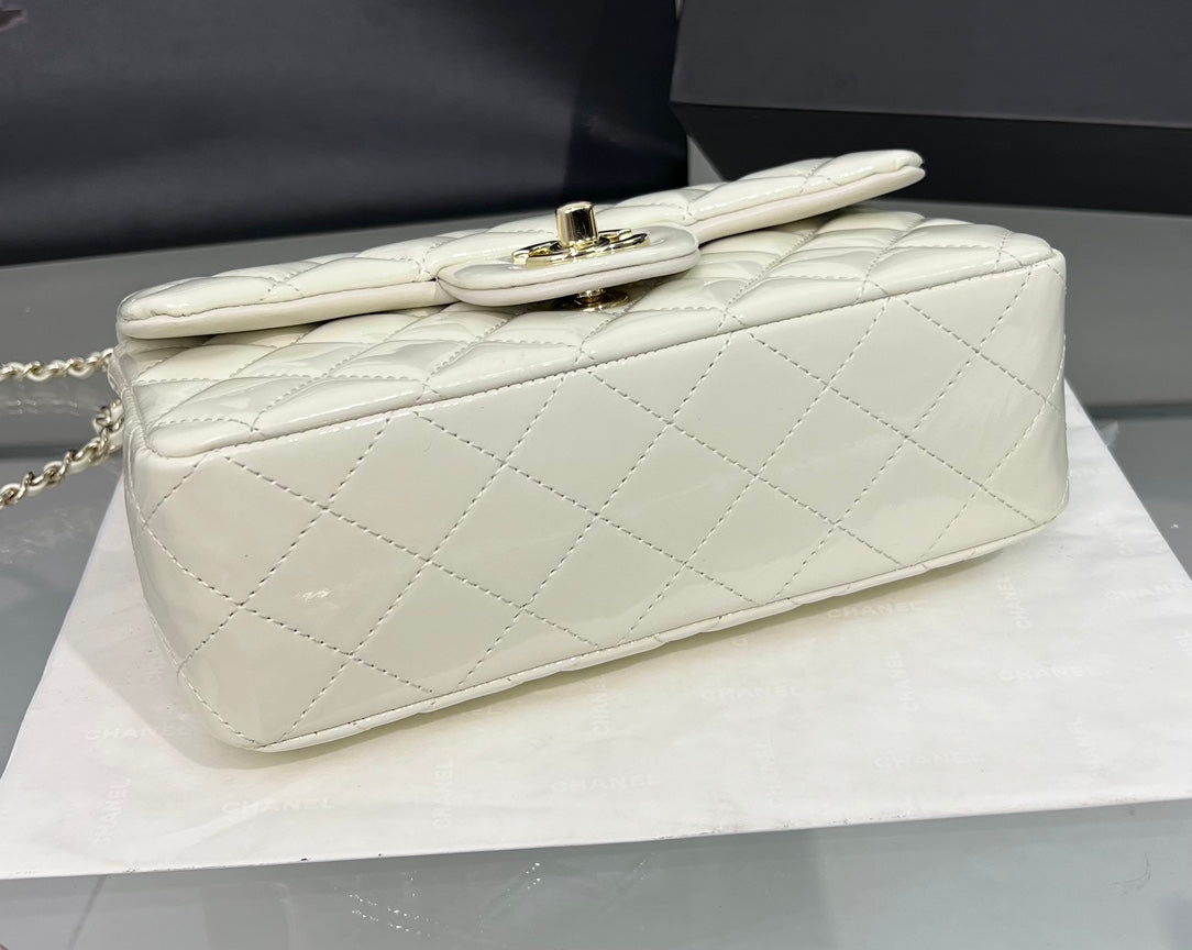 CC 20 SQUARE CLASSIC SINGLE FLAP BAG IN WHITE LAMBSKIN