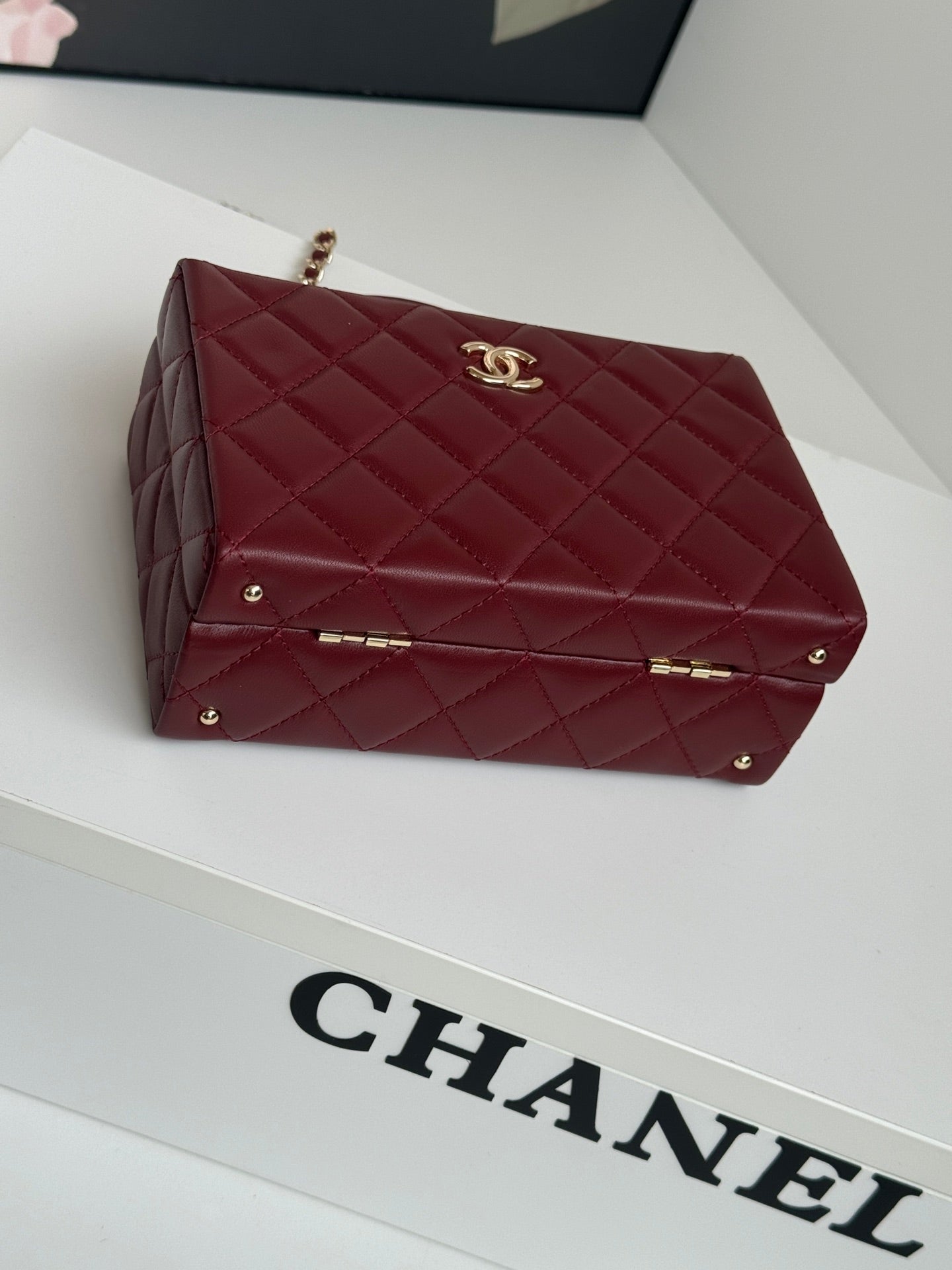 SMALL BOX BAG 18 IN BURGUNDY RED LAMBSKIN GOLD HARDWARE